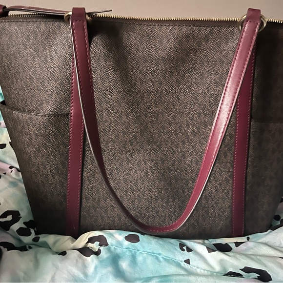 I’m selling a Michael kors tote in good condition I just don’t use it anymore - Picture 3 of 3